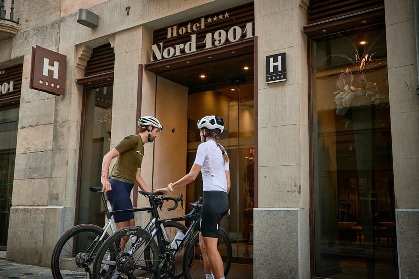 Riders at the entrance of Hotel Nord 1901