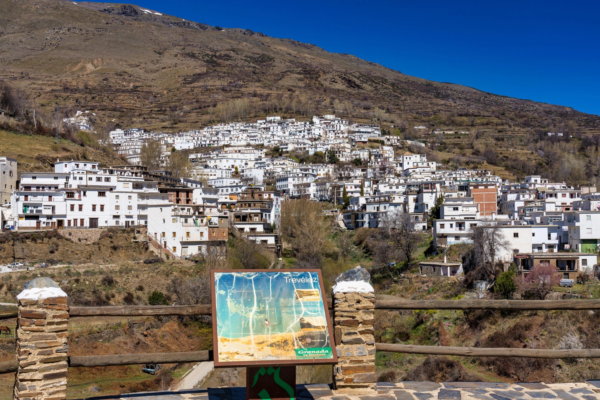 Trevelez i La Alpujarra Granadina, Sierra Nevada, Spania.