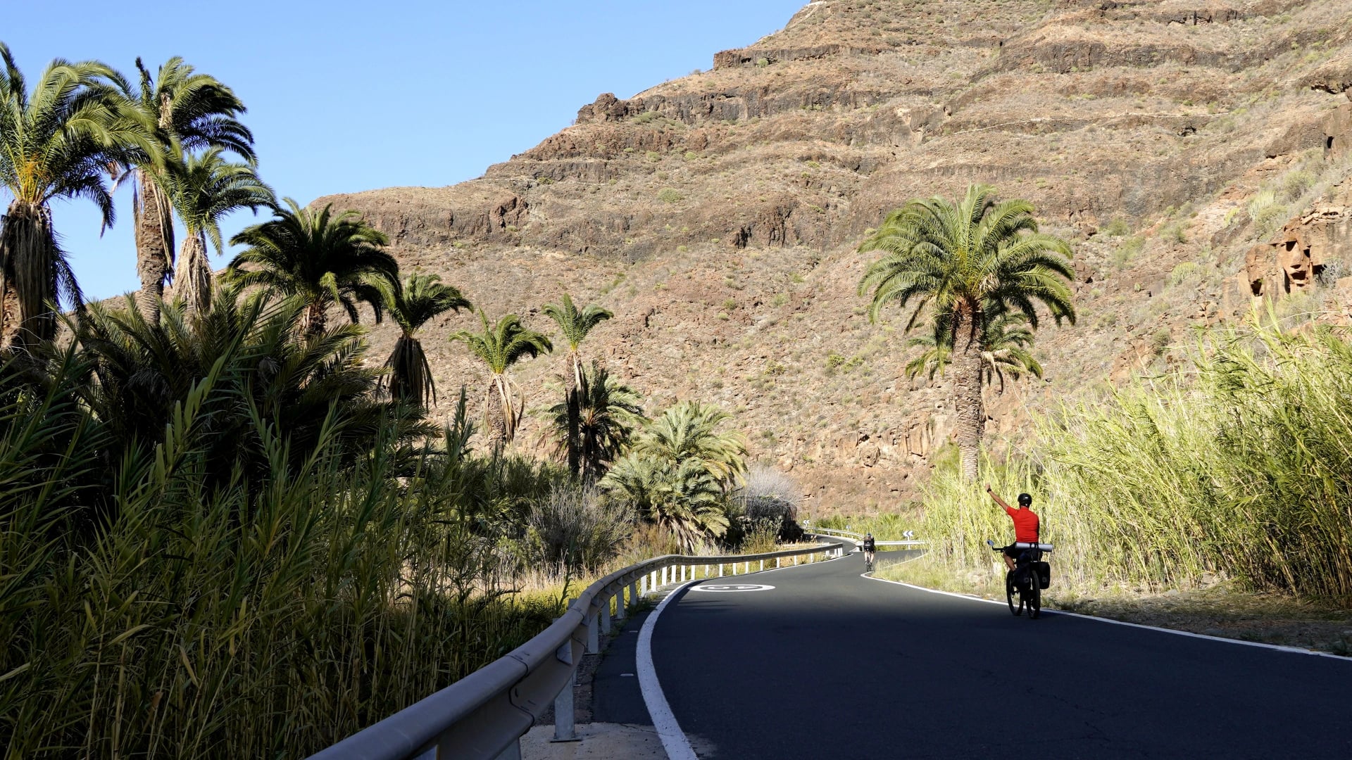 Turist, der rejser på cykel på ferie på bjergvejen i de Kanariske Øer. Sund livsstil koncept