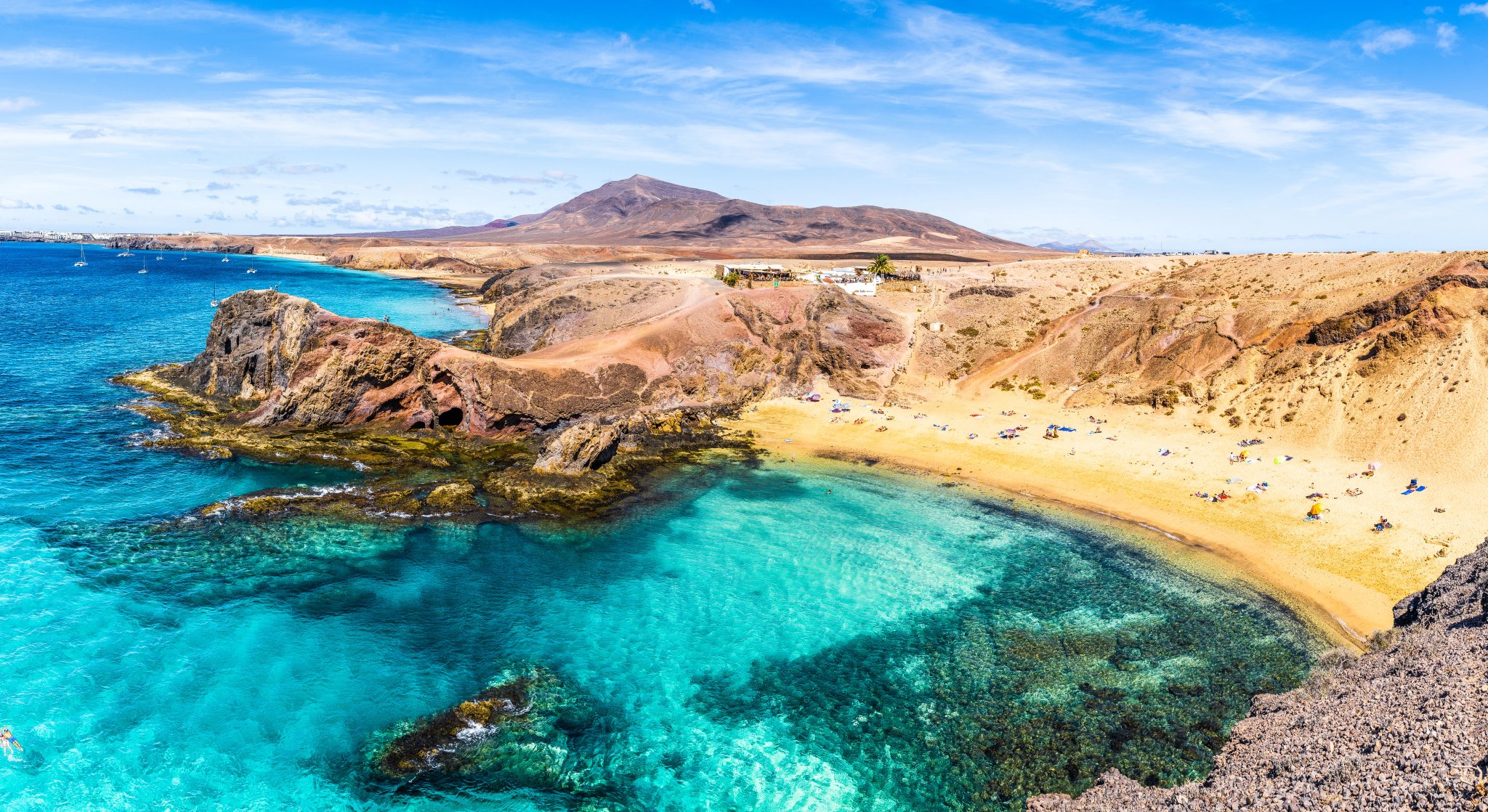 Landskap med turkost havsvatten på Papagayo-stranden, Lanzarote, Kanarieöarna, Spanien
