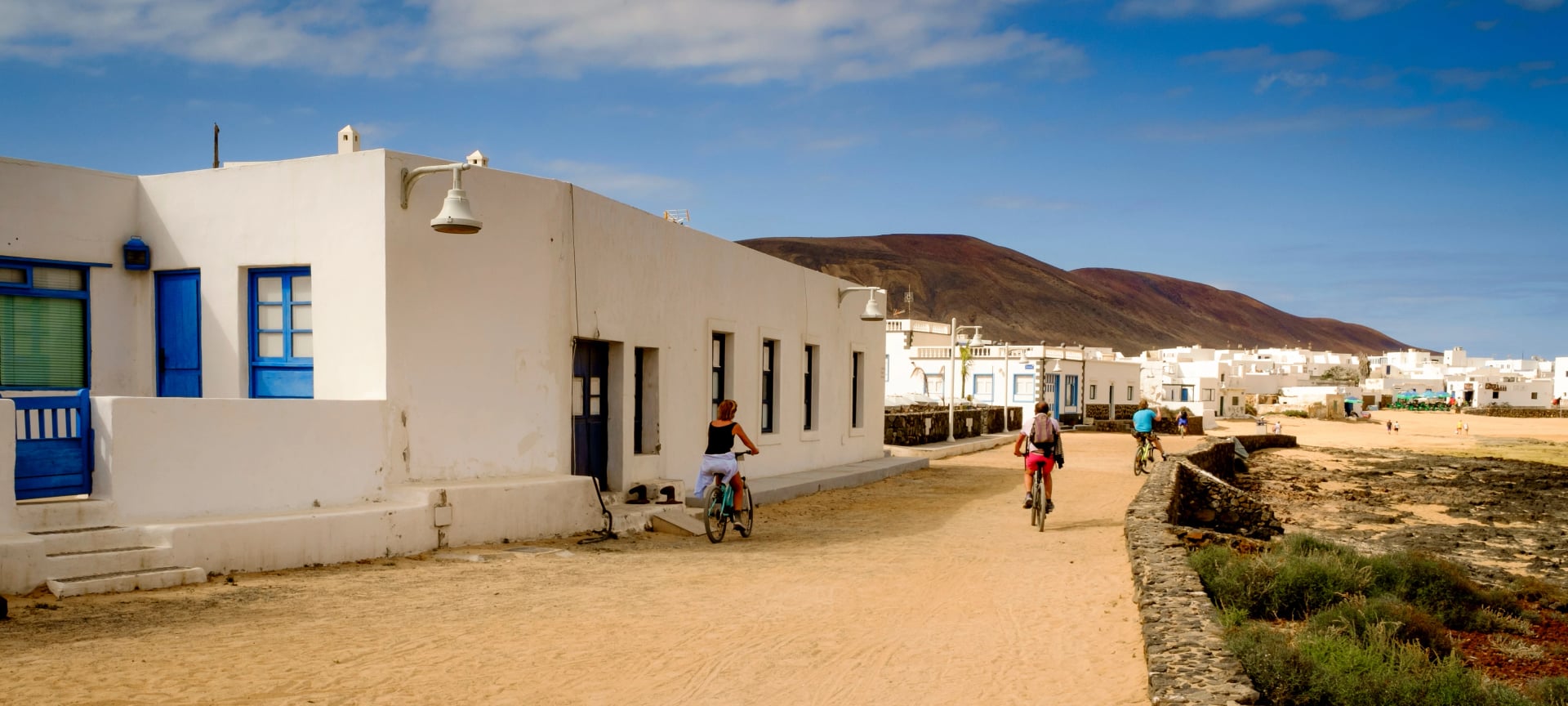 turist cykling i caleta de sebo gaden, la graciosa, kanariske øer