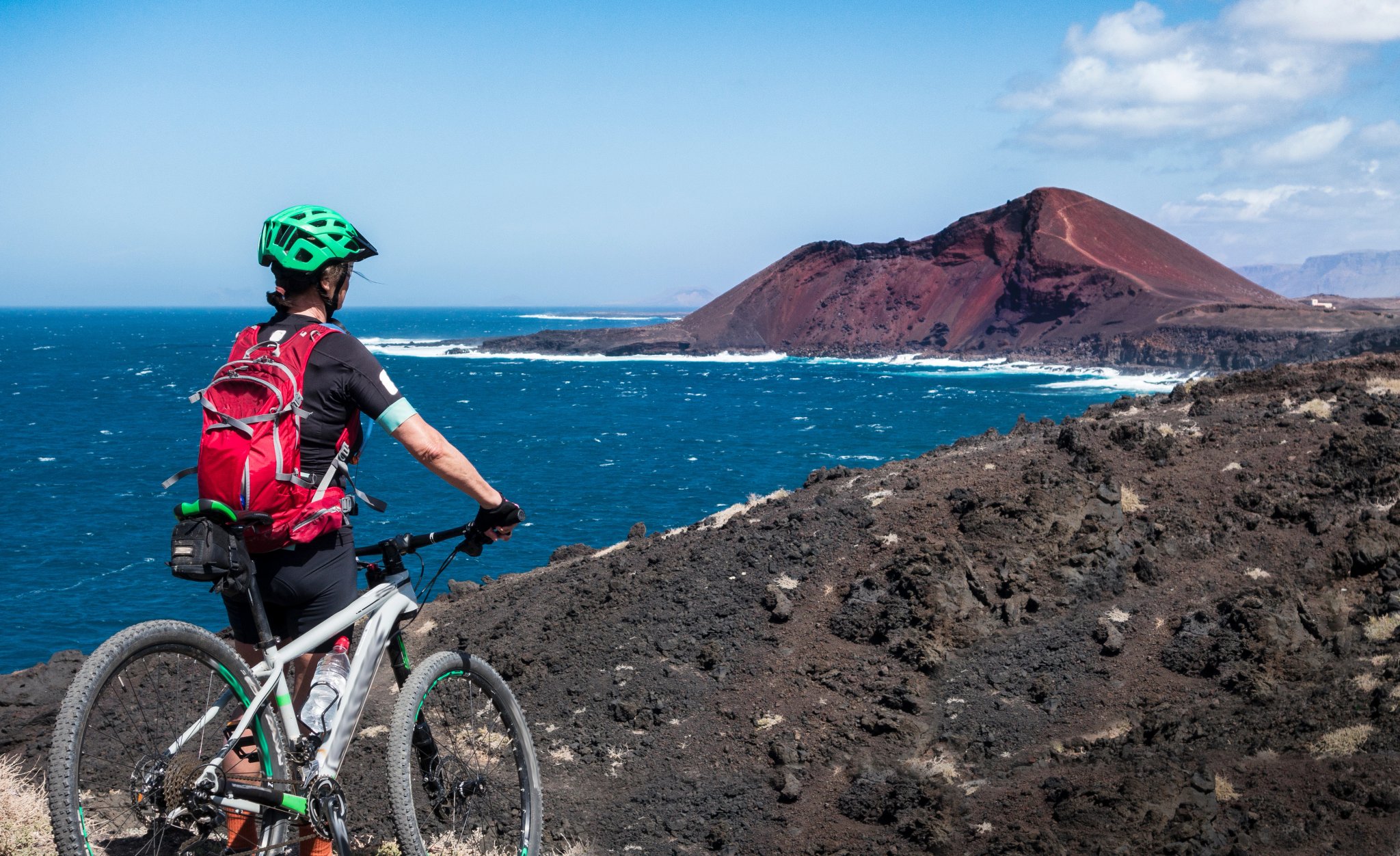 Seniorin unterwegs mit dem Mountainbike auf der Insel Lanzarote, Kanarische Inseln