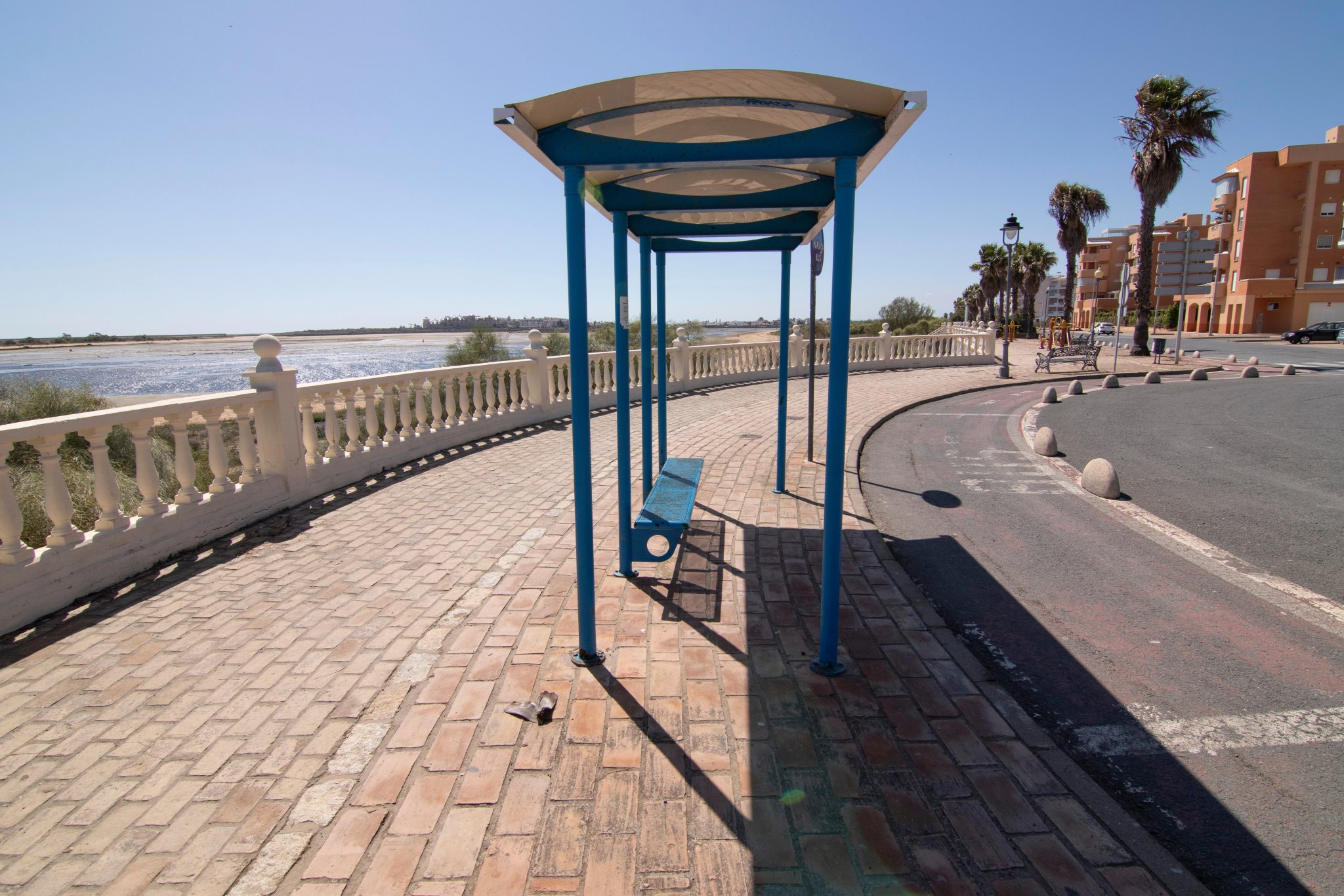 En vintage-stil busshållplats på stranden i Isla Cristina, Spanien.