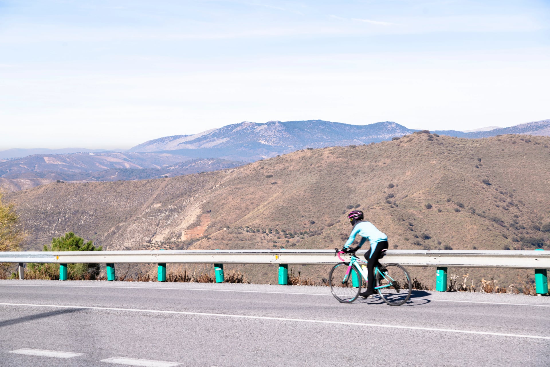 Motorvei i Spania med syklist til fjellene Sierra Nevada