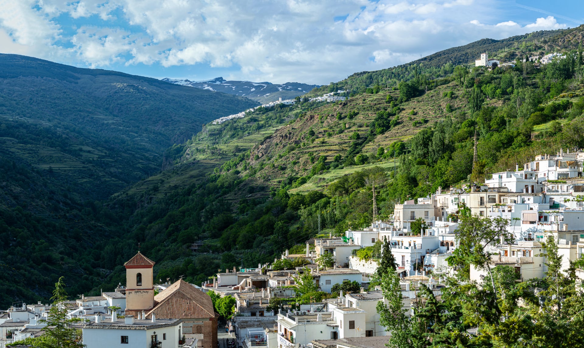 Typisk spansk landsby i Sierra Nevada Nasjonalpark, Spania