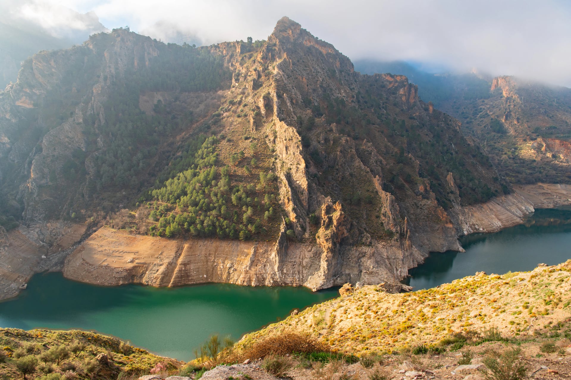 Embalse de Canales Reservoir i Guejar Sierra, provinsen Granada, Andalusia, Spania. Malerisk landskapsutsikt ovenfor. Spania. Sierra Nevada-fjellene. Demning