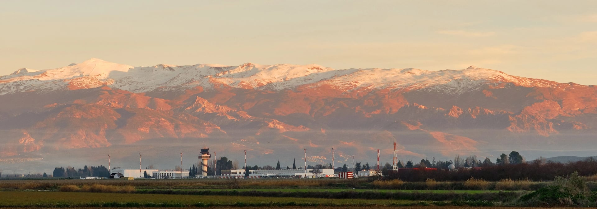 Panoramabilde av en rosa solnedgang over Granada lufthavn i Andalusia, Spania