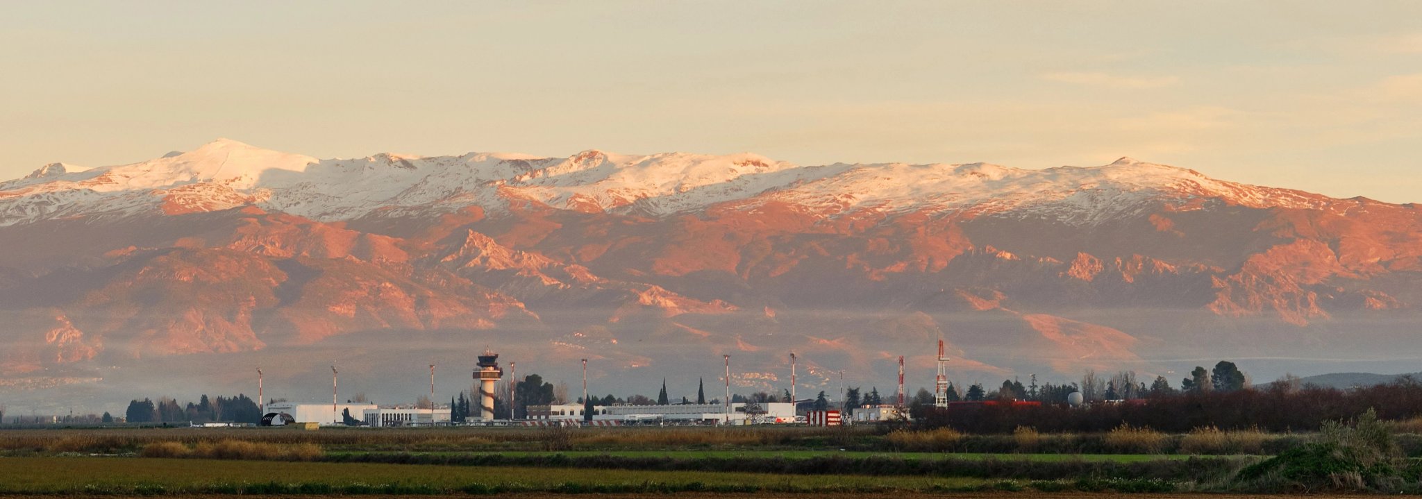 Panoramabilde av en rosa solnedgang over Granada lufthavn i Andalusia, Spania
