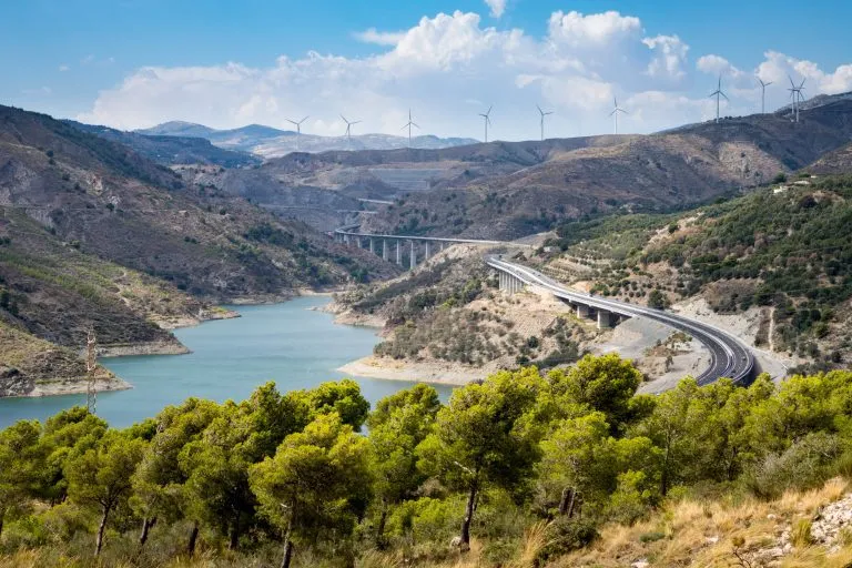 Autostrada A-44 attraverso le montagne della Sierra Nevada