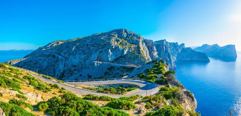 En kystvej, der snor sig gennem Mallorca, Spanien