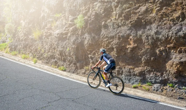 Un uomo ciclista su strada