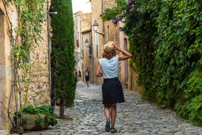 Una ragazza turista a passeggio per le strade di Girona