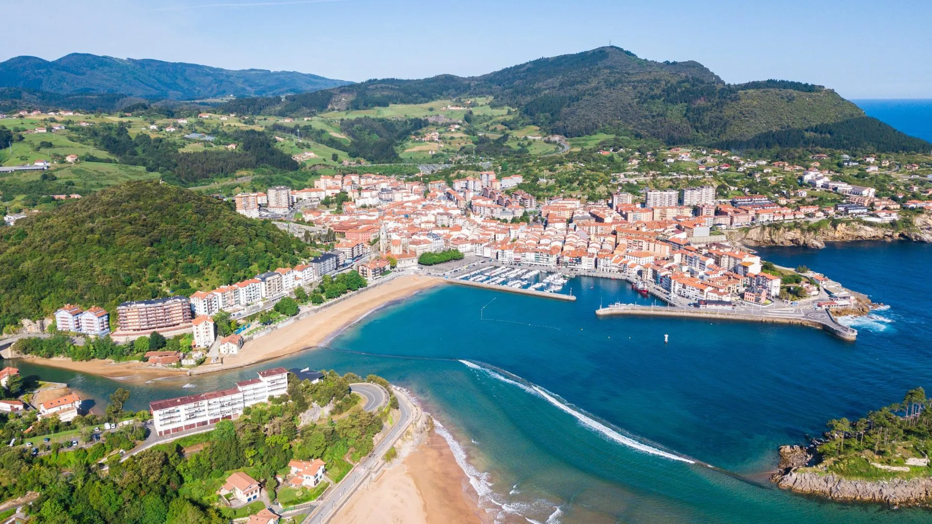 luftfoto af baskisk fiskerby og dens kystlinje