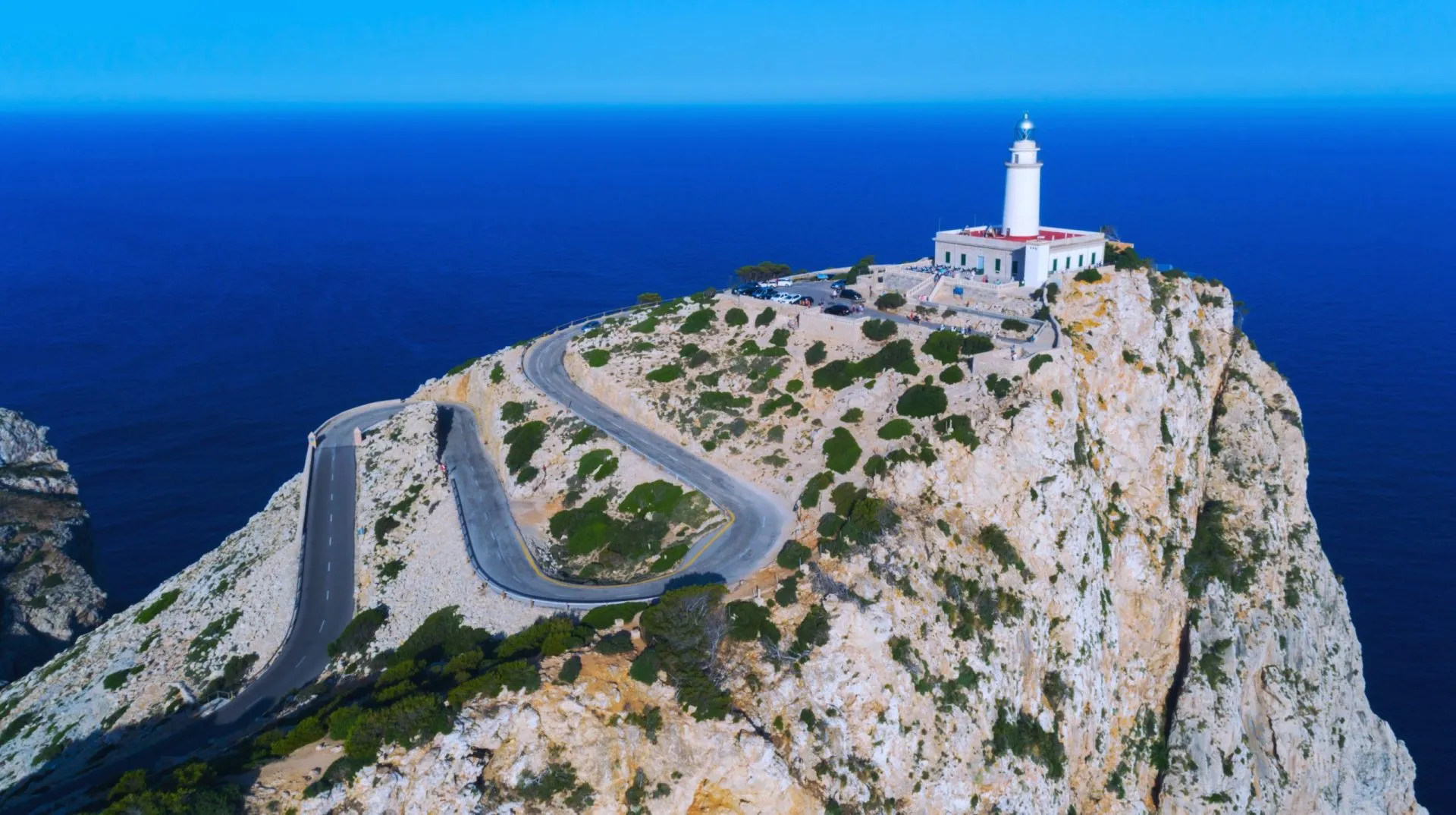 Luftfoto af fyrtårnet ved Kap Formentor på den nordlige del af Mallorcas kyst, Spanien (Balearerne).