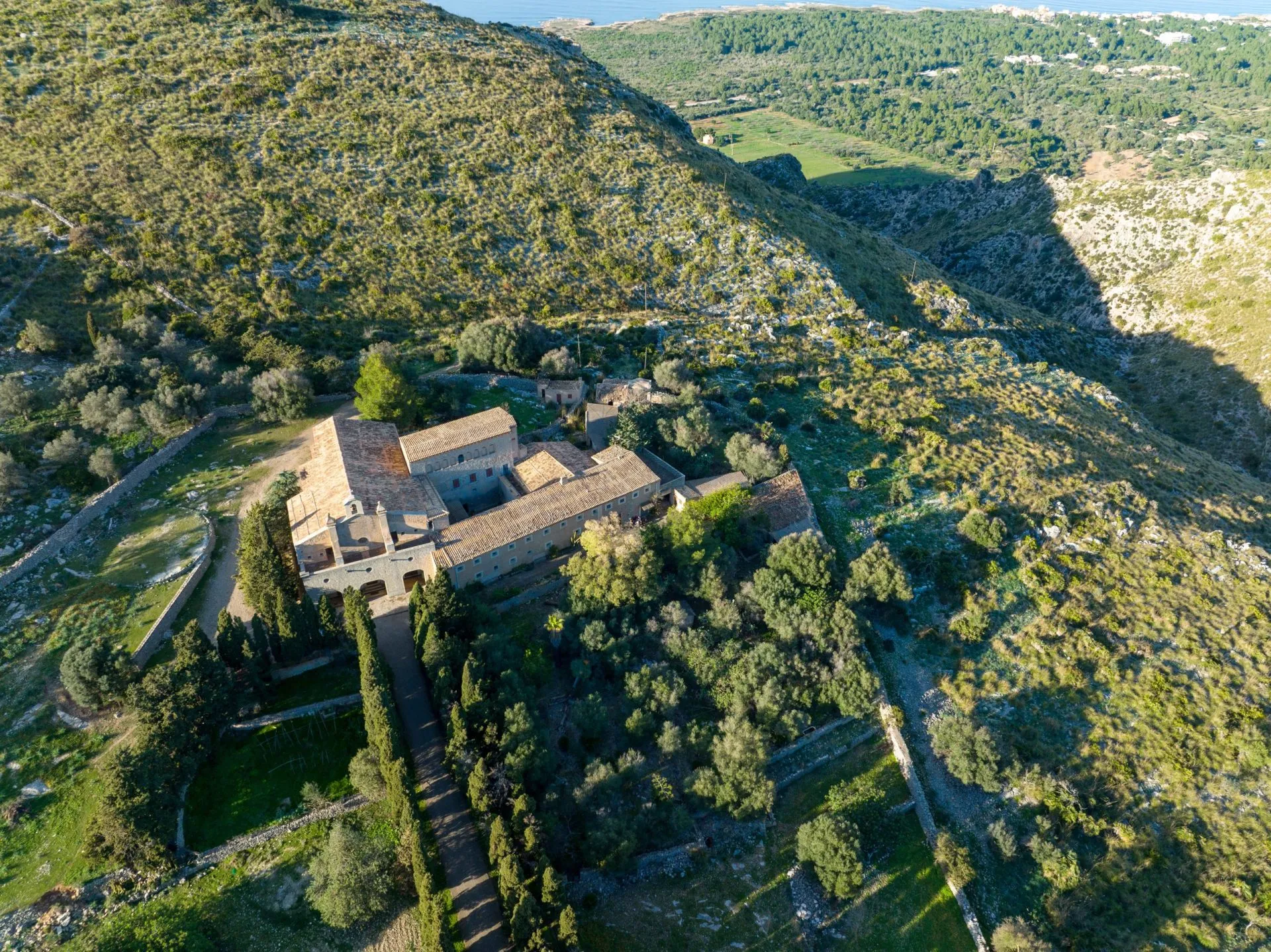 Flygfoto, Spanien, Balearerna, Mallorca, Ermita de Betlem, Parc Natural Peninsula de Llevant, nära Artà