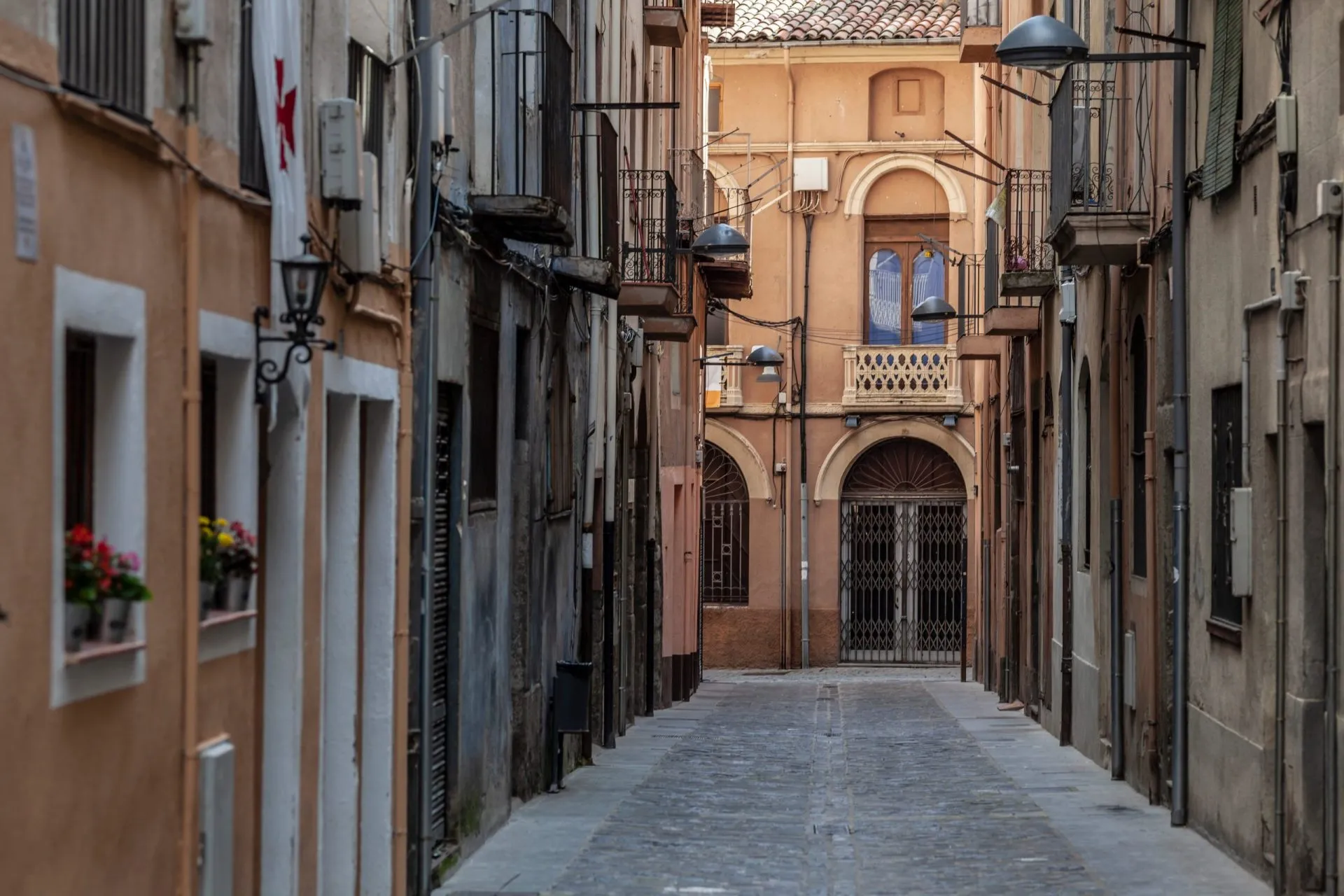Gammel gade i Ripoll, Catalonien, Spanien.