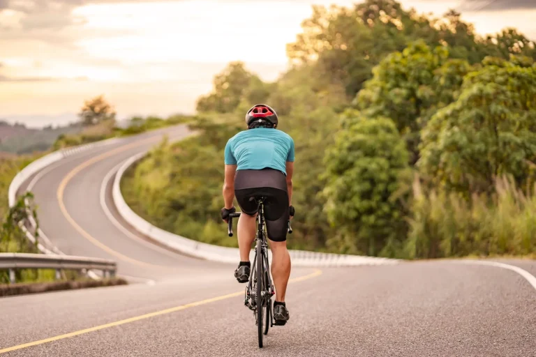 ciclista su strada tortuosa