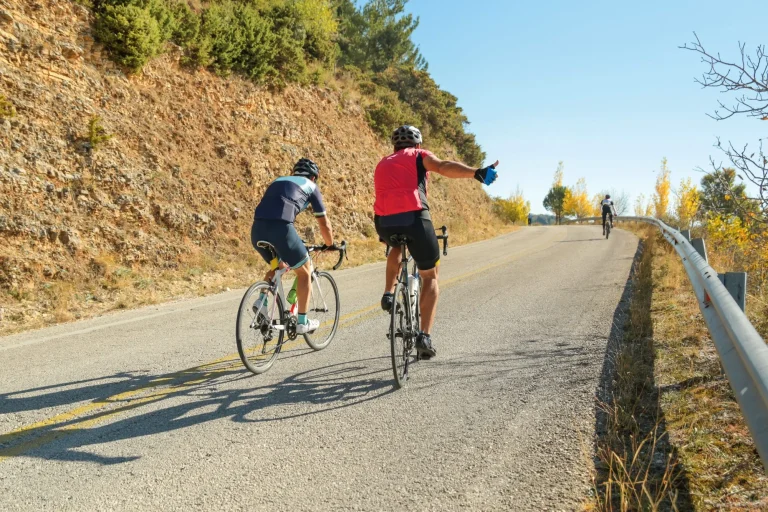 ciclisti in salita