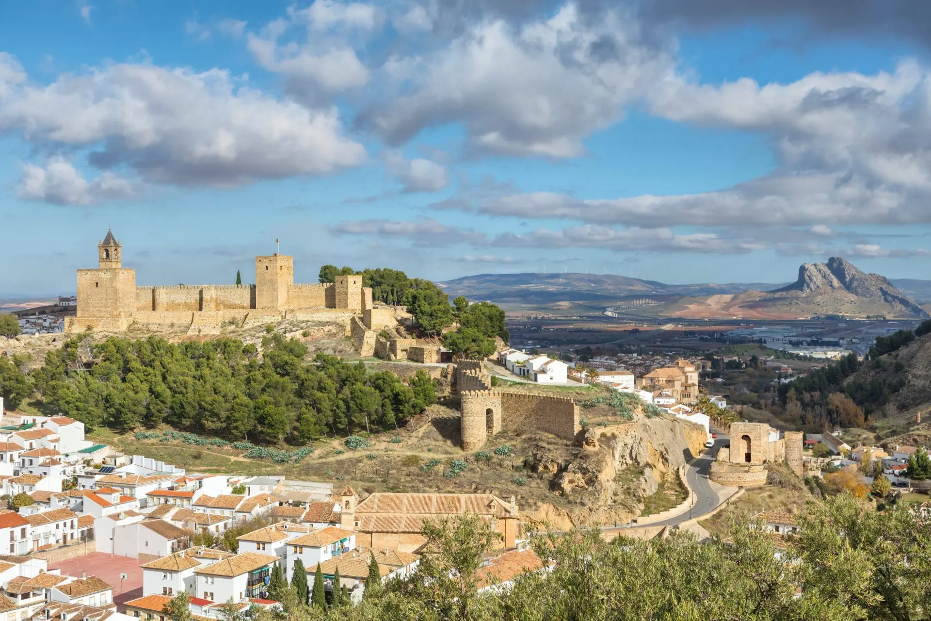 Bybilde av Antequera med den mauriske festningen Alcazaba, Malaga-provinsen, Andalucía, Spania