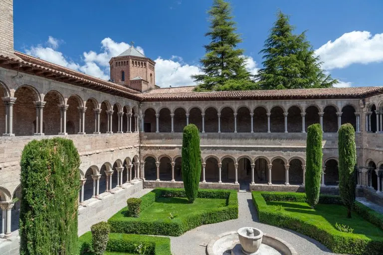 Chiostro e torre del monastero benedettino in stile romanico, Monestir Santa Maria de Ripoll, Ripoll, provincia di Girona, Catalogna.Spagna.