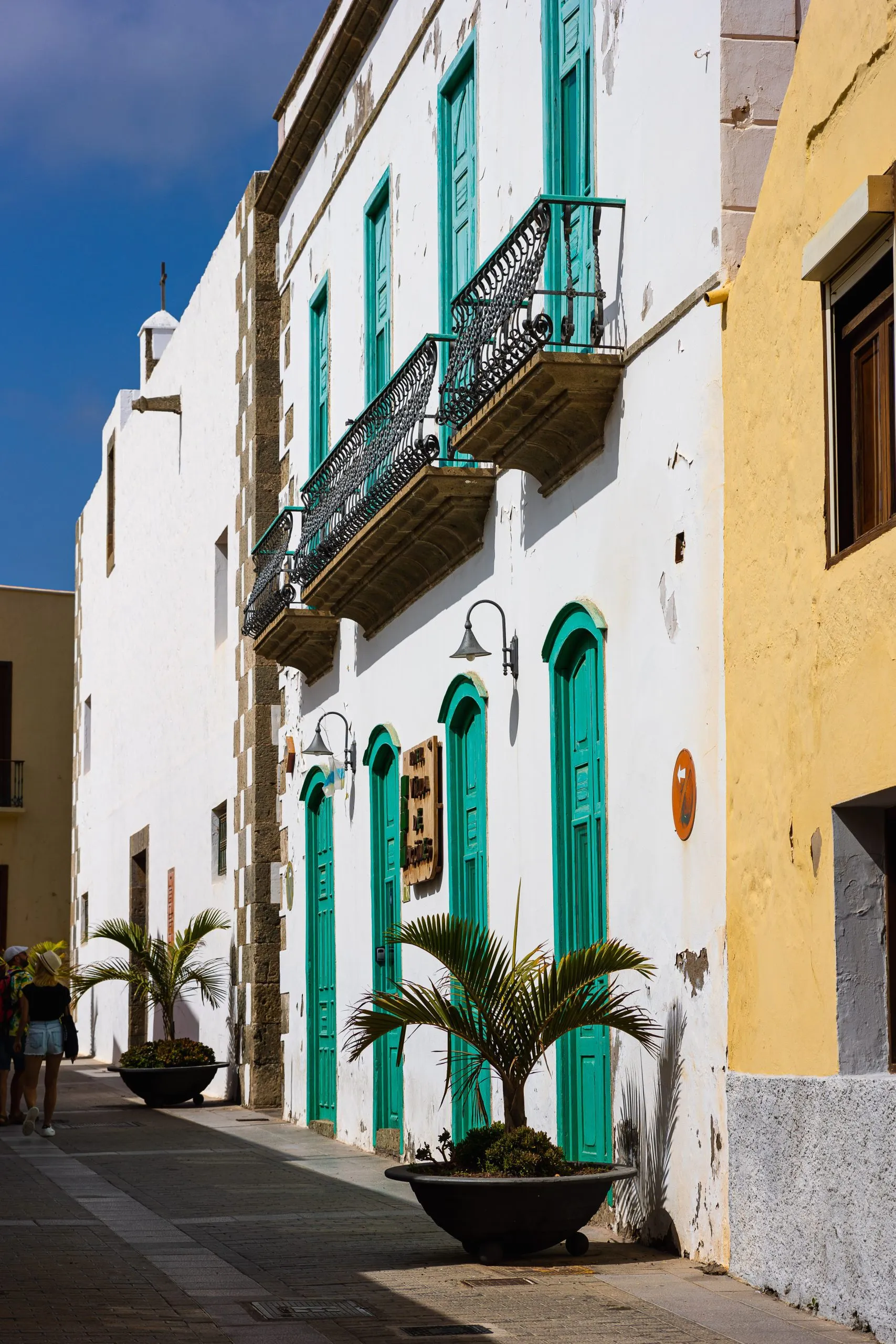 Brosteinsbelagt gate, gamle hus med tradisjonelle balkonger i gamlebyen i Agüimes, Gran Canaria, Spania.