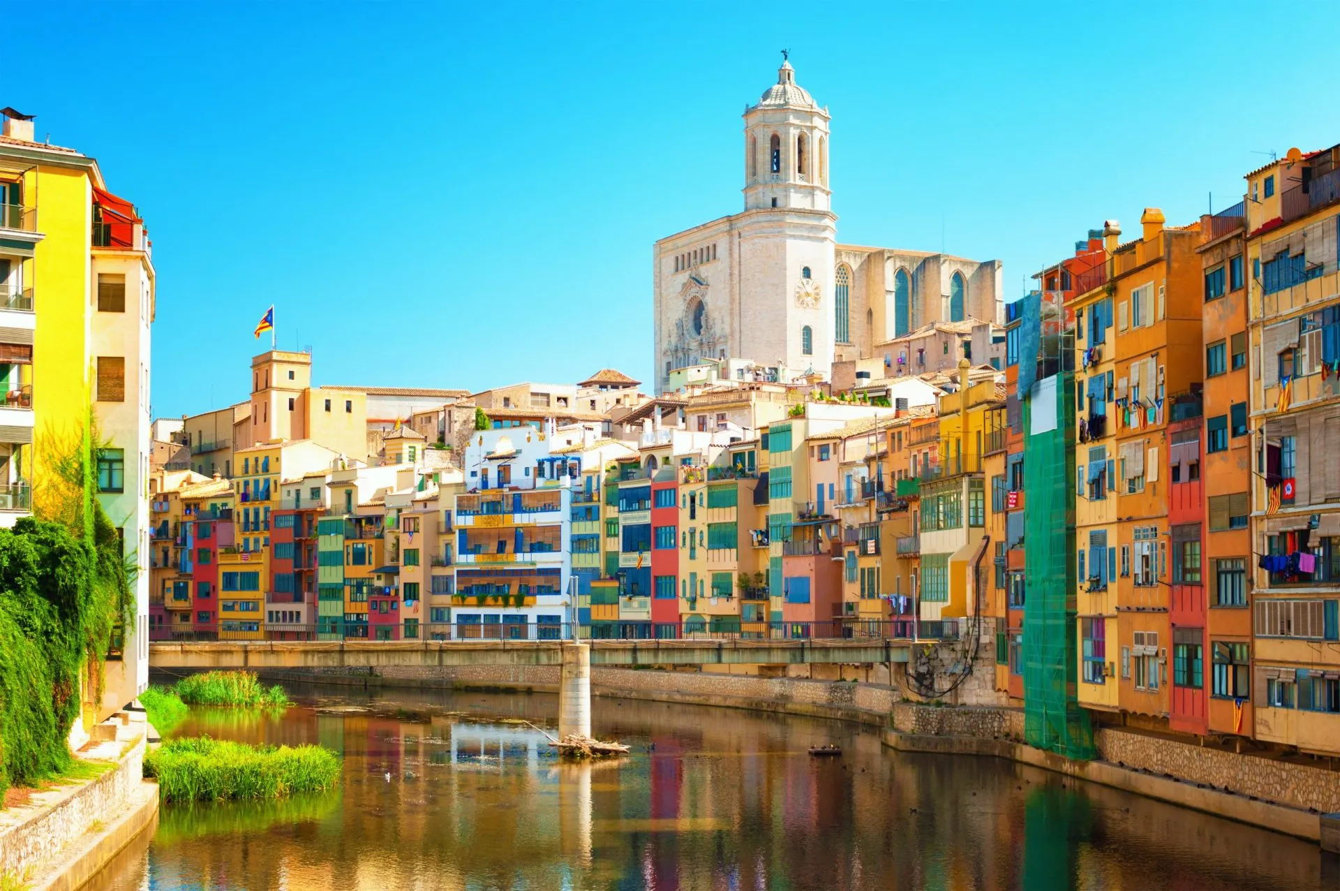 Färgglada hus vid floden Onyar i Girona, Katalonien Spanien