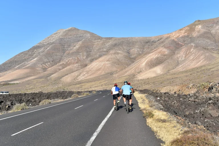 Cyklist kører gennem Timanfaya Nationalpark på Lanzarote