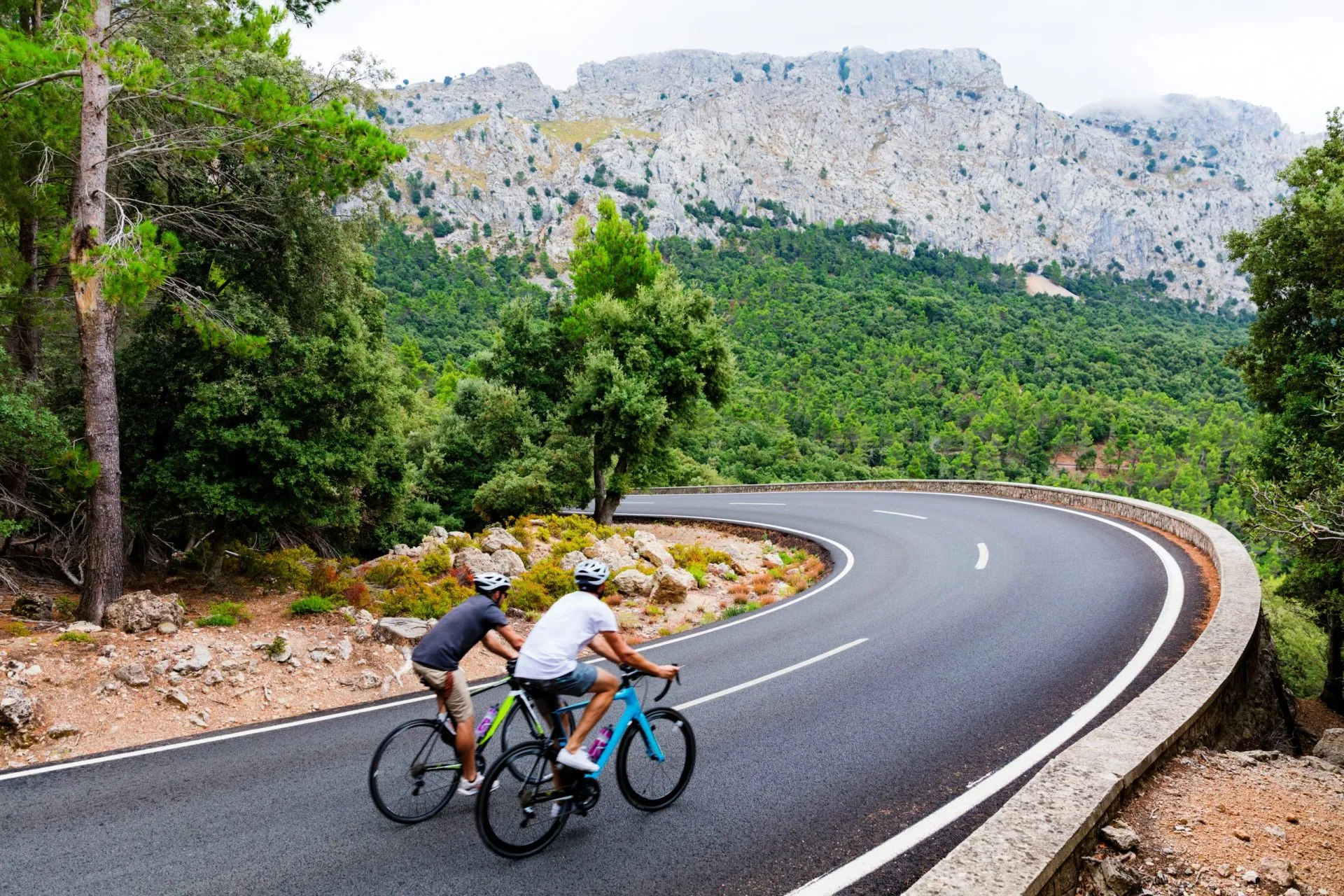 Syklister som sykler opp Puig Major-toppen på Mallorca.