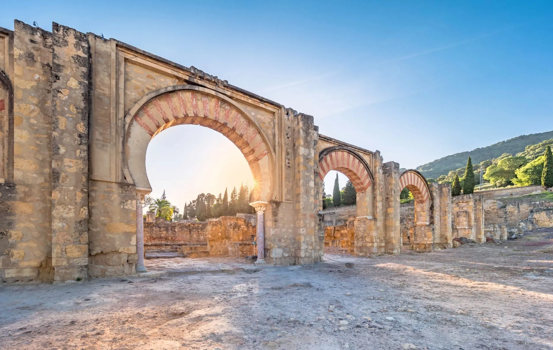 Particolare di un arco arabo nelle rovine della Medina Azahara di Cordova, in Spagna, al tramonto.