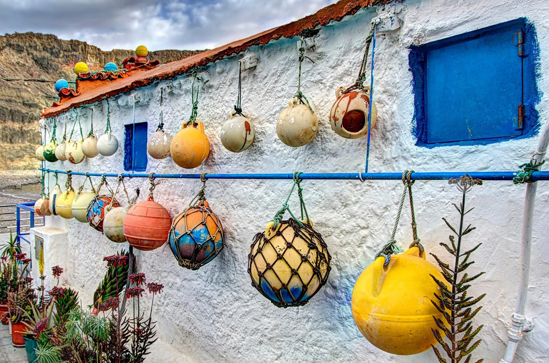 Fiskerhus i Agaete, Gran Canaria, dekoreret med havbøjer