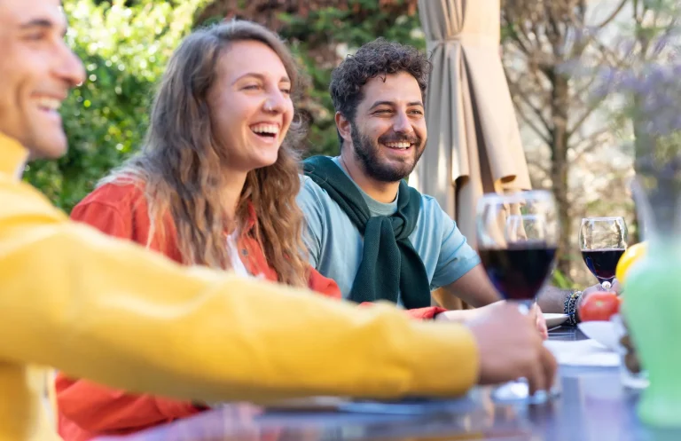 Gruppo di amici felici a cena