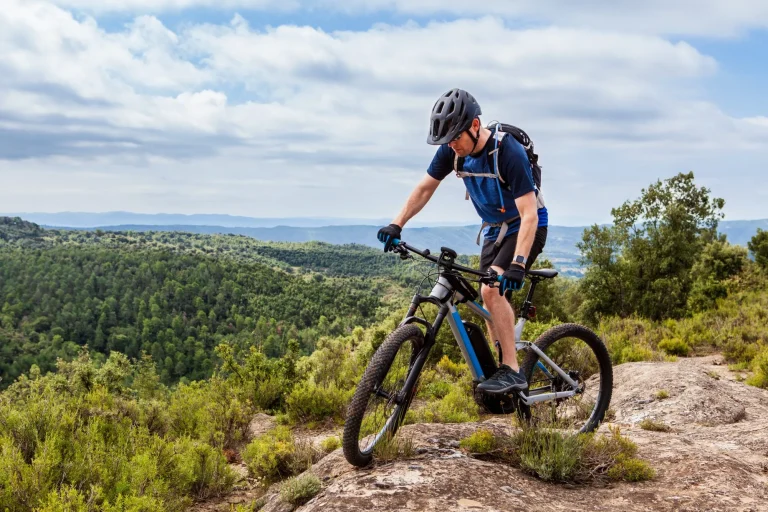 Uomo mountain biker catalonia