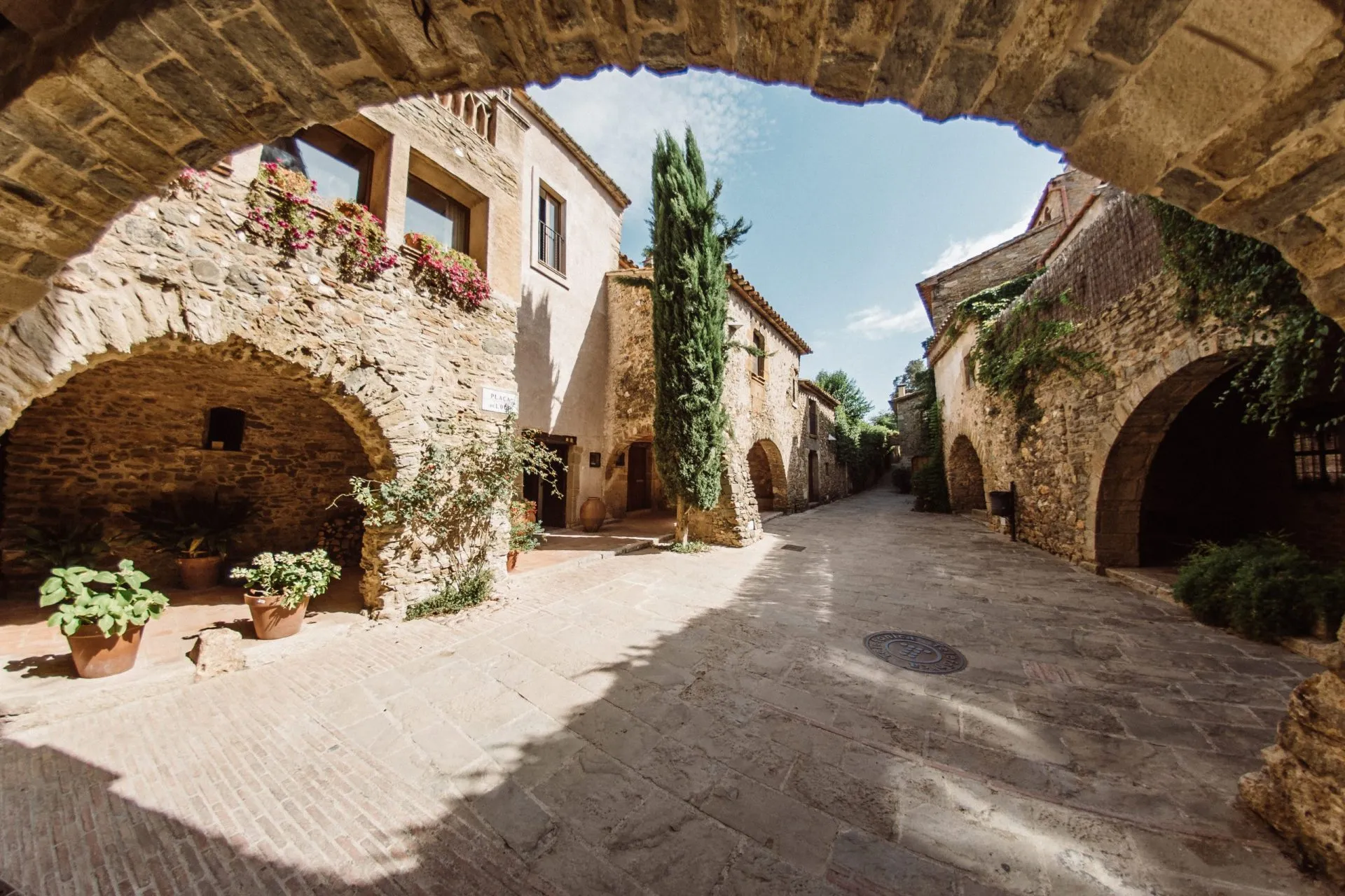La città medievale e turistica di Monells, sulla Costa Brava, vicino a Girona, nel nord della Catalogna, Spagna.