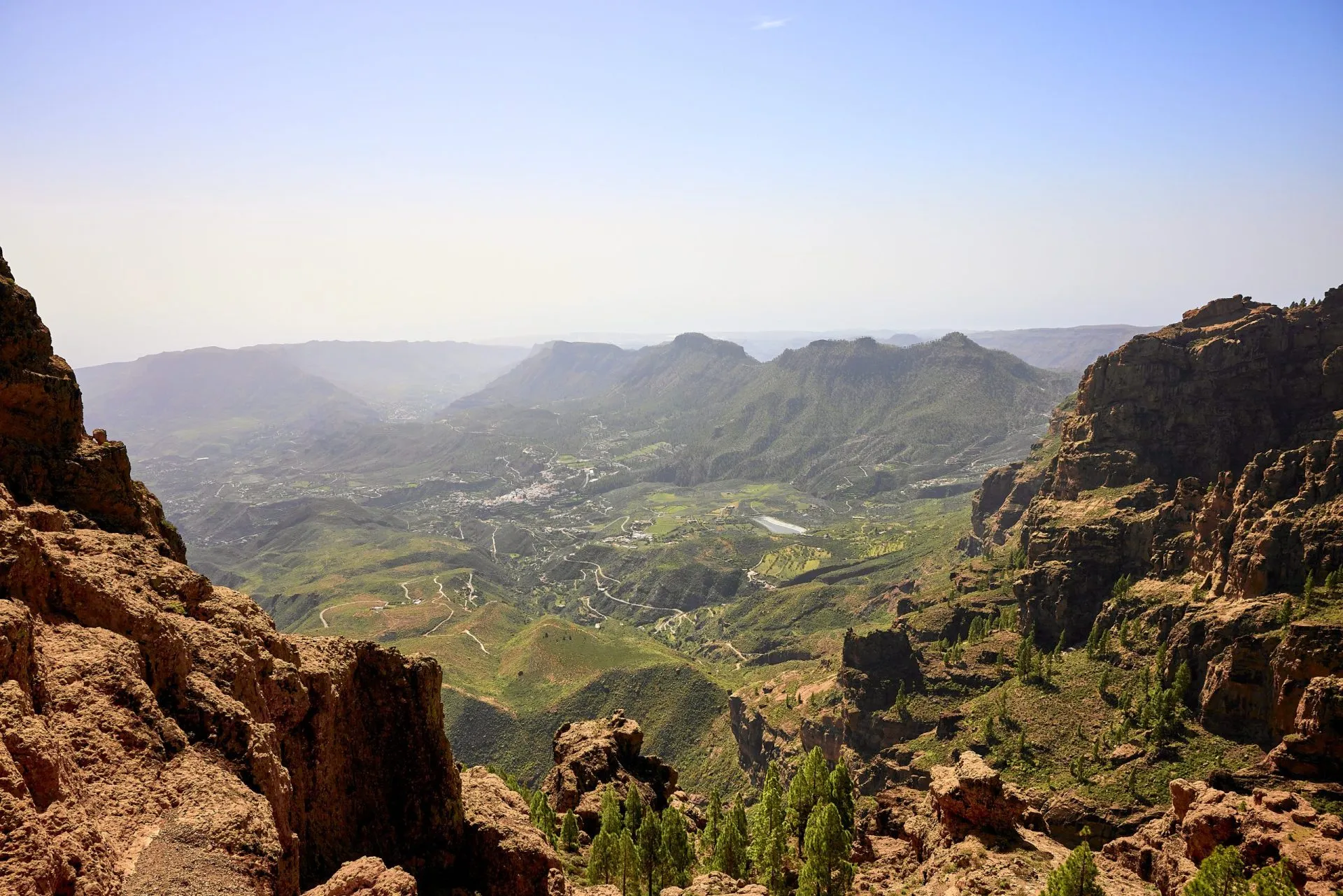 Panoramautsikt från Pico de los Pozos de las Nieves. Vy över staden San Bartolomé de Tirajana, på ön Gran Canaria.