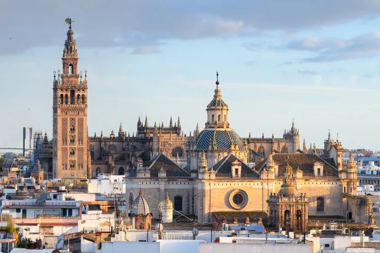 vista panoramica del centro storico di siviglia con la campana della torre giralda sullo sfondo