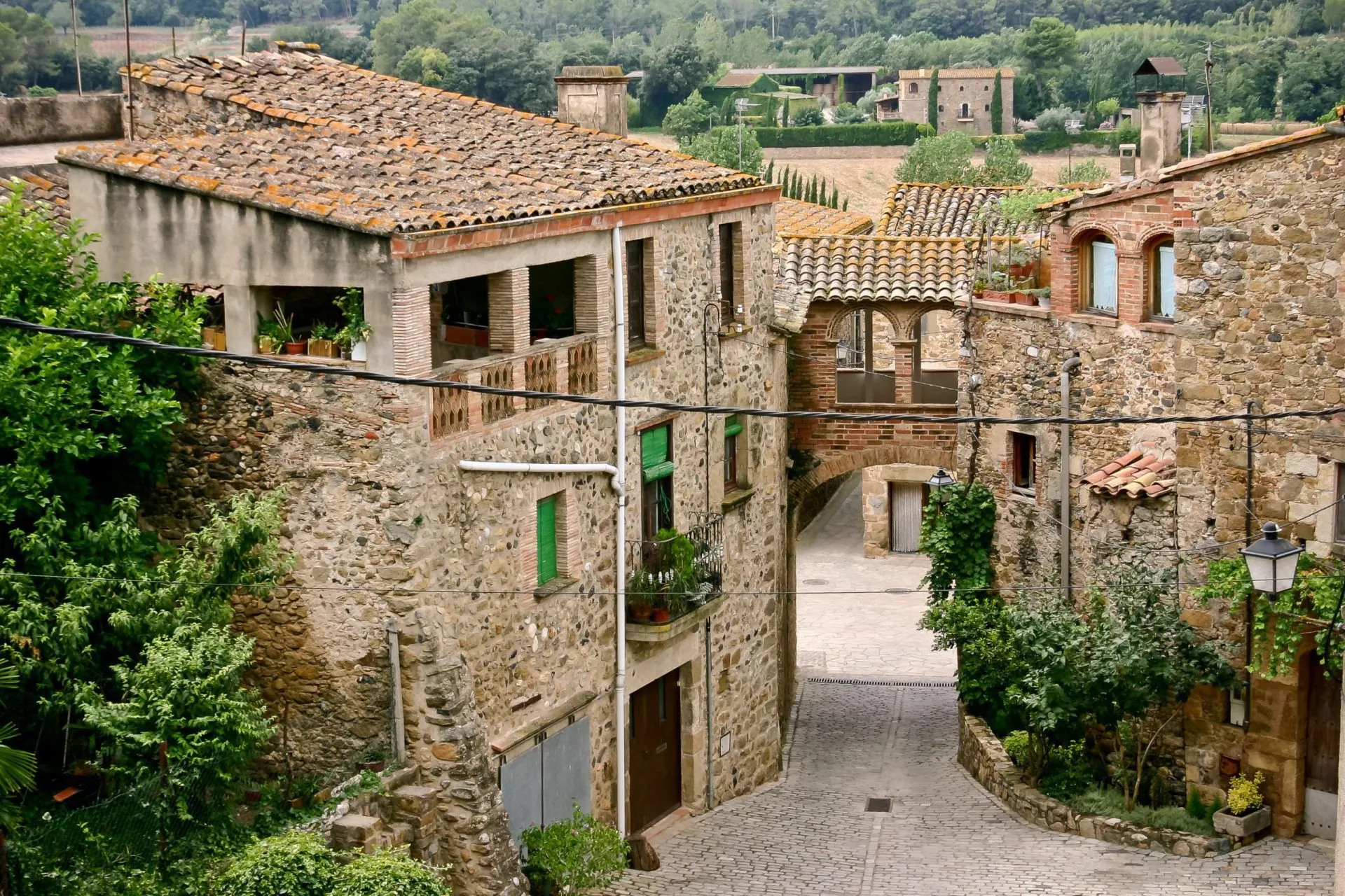 Strada pittoresca nel villaggio spagnolo di Pubol.