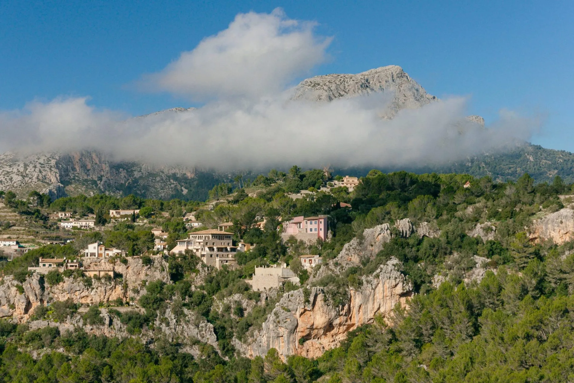 Puig de Galatzo, 1027 meter y el pueblo de Galilea, Sierra de Tramuntana, Mallorca,Islas Baleares, Spanien