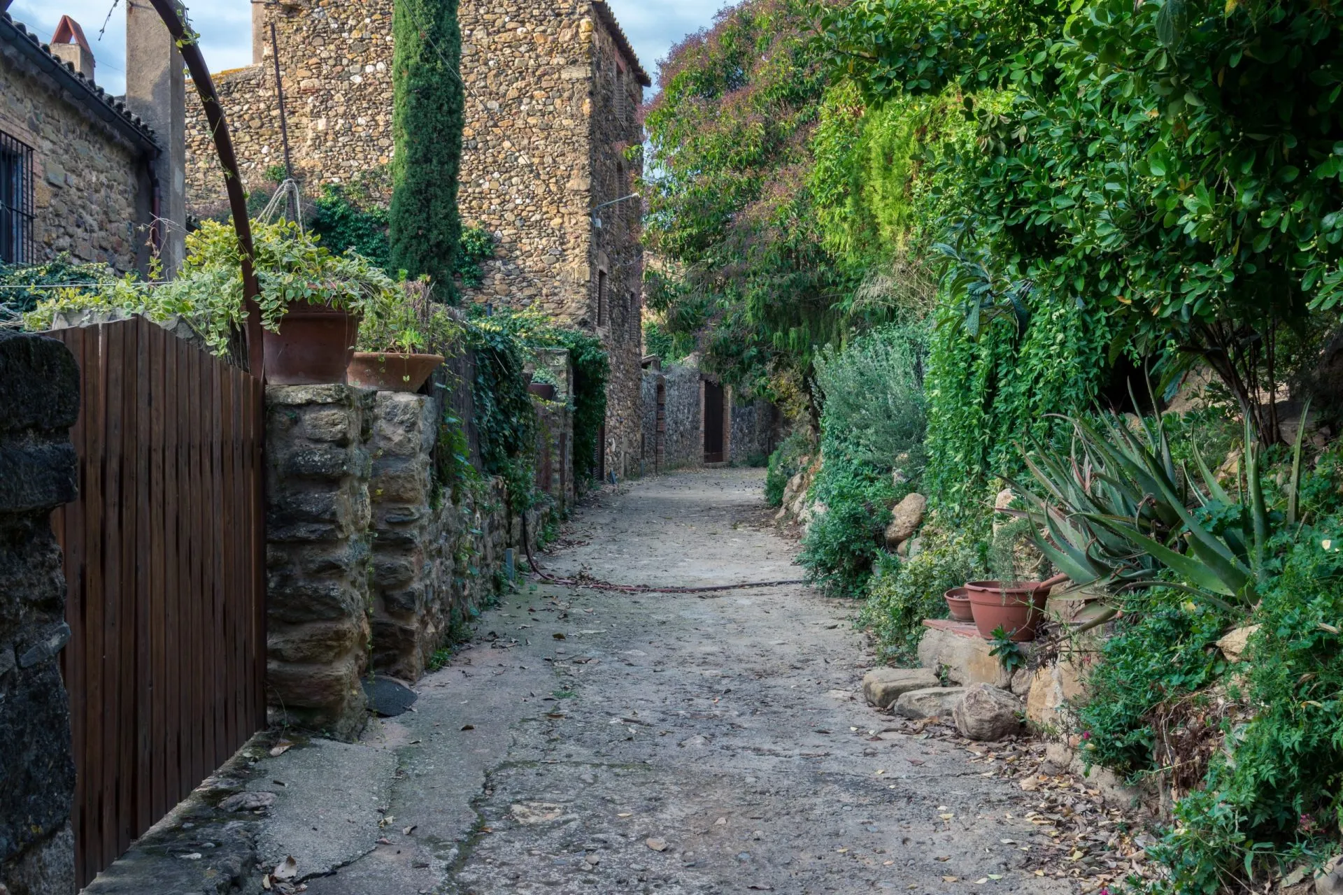 Berg och dalar och deras lokaliseringar i den lilla orten Monells, i provinsen Girona, i nordvästra Katalonien