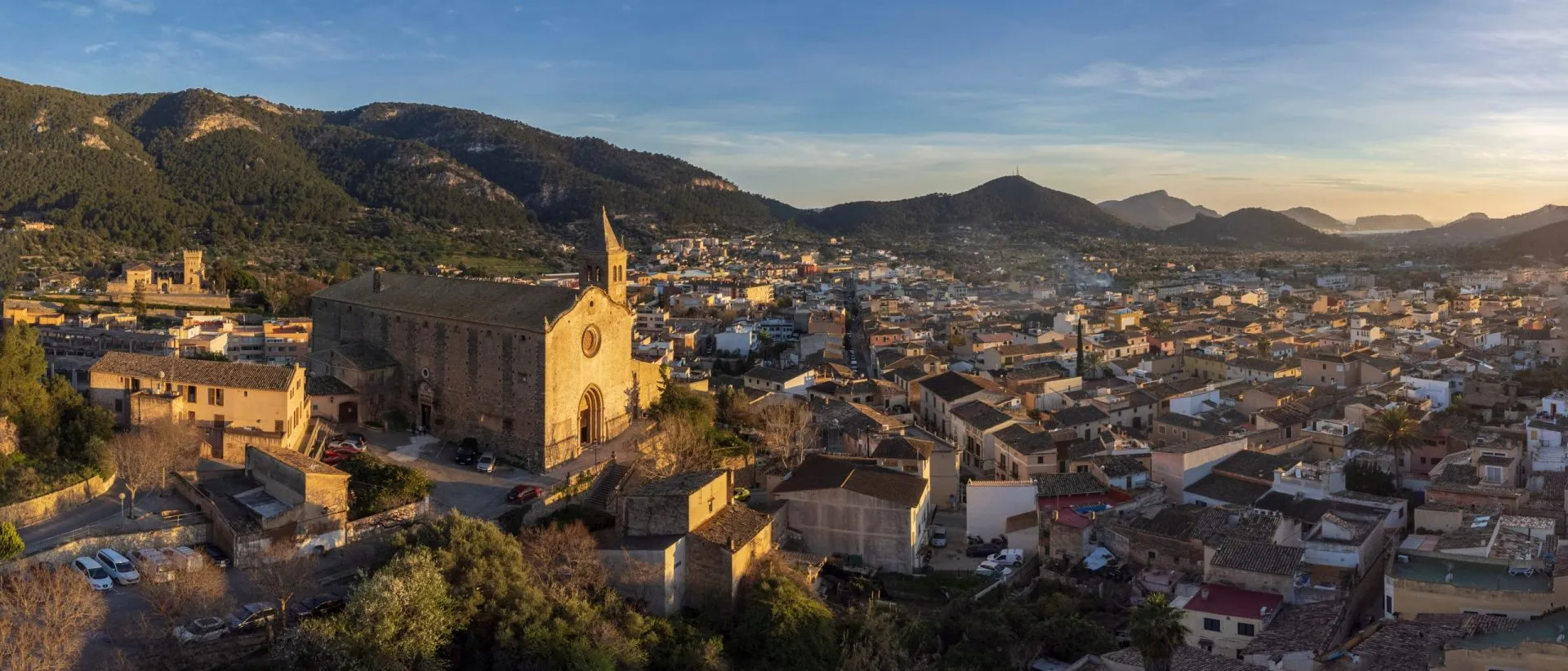 Chiesa di Santa Maria e città di Andratx, vista aerea al tramonto, Maiorca, Isole Baleari, Spagna