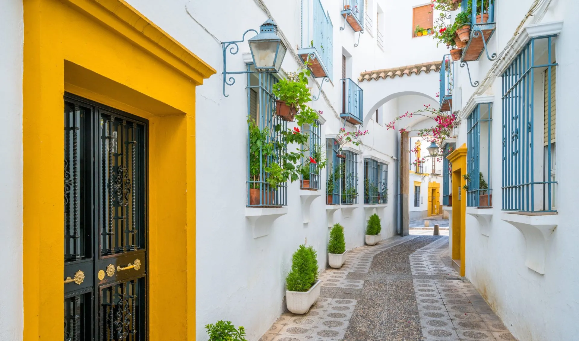 Vacker syn i Cordobas pittoreska judiska kvarter. Andalusien, Spanien.