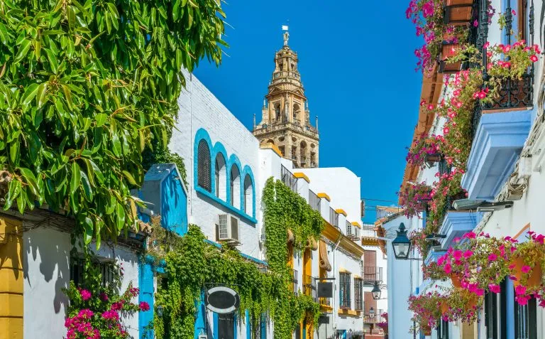 Vista panoramica nel pittoresco quartiere ebraico di Cordova con il campanile della cattedrale-moschea. Andalusia, Spagna.