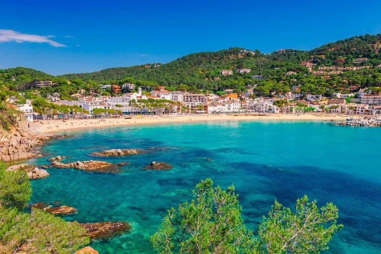 Paesaggio marino di Llafranc vicino a Calella de Palafrugell, Catalogna, Barcellona, Spagna. Un'antica città con una bella spiaggia di sabbia e un'acqua limpida nella baia. Famosa destinazione turistica della Costa Brava