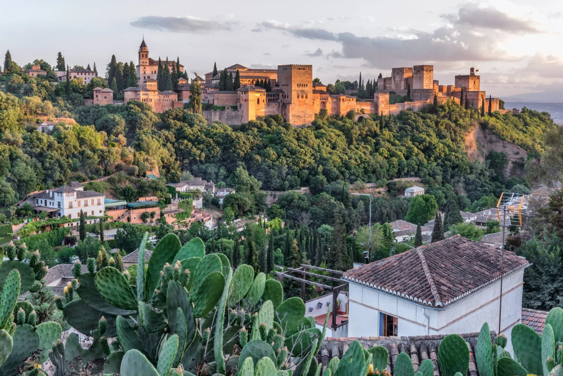Solnedgång över Granada, fästningskomplexet Alhambra och Nazridpalatset i Spanien