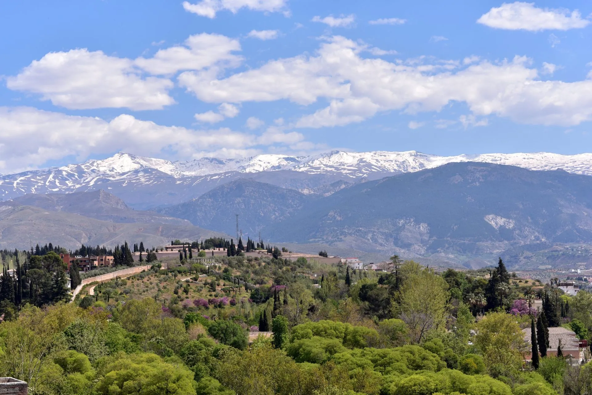 La Sierra Nevada vista dall'altopiano dell'Alhambra a Granada, Andalusia, Spagna