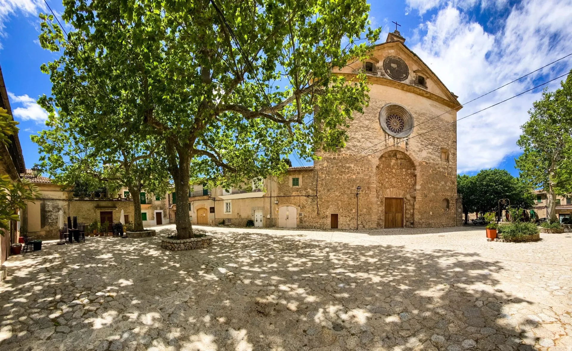 Byutsikt med chartrehuset i Valldemossa, Valldemossa, Mallorca, Balearene, Spania,