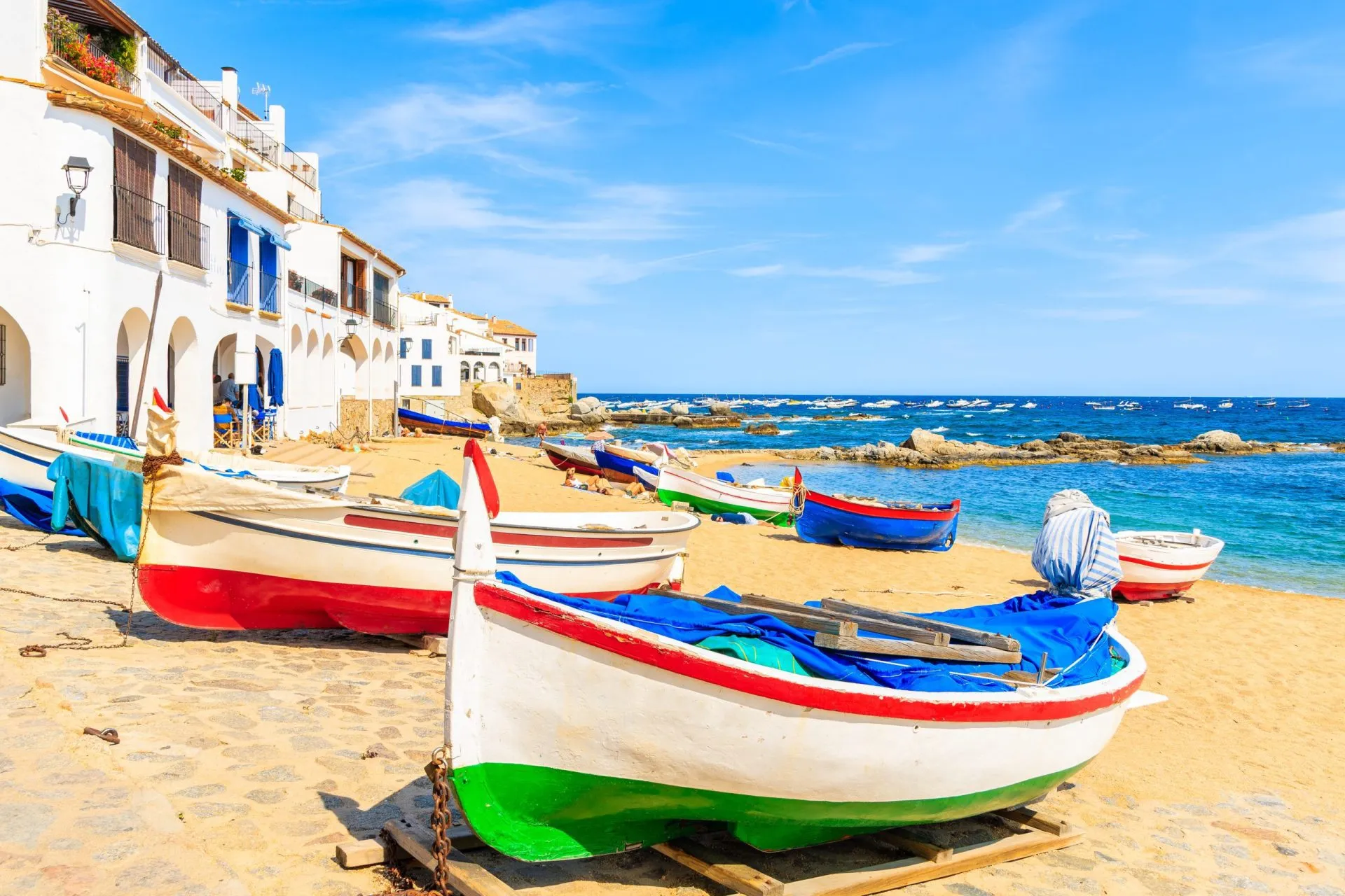 Barche da pesca tradizionali sulla spiaggia di Calella de Palafrugell, paesino panoramico con case bianche e spiaggia sabbiosa con acqua cristallina, Costa Brava, Catalogna, Spagna