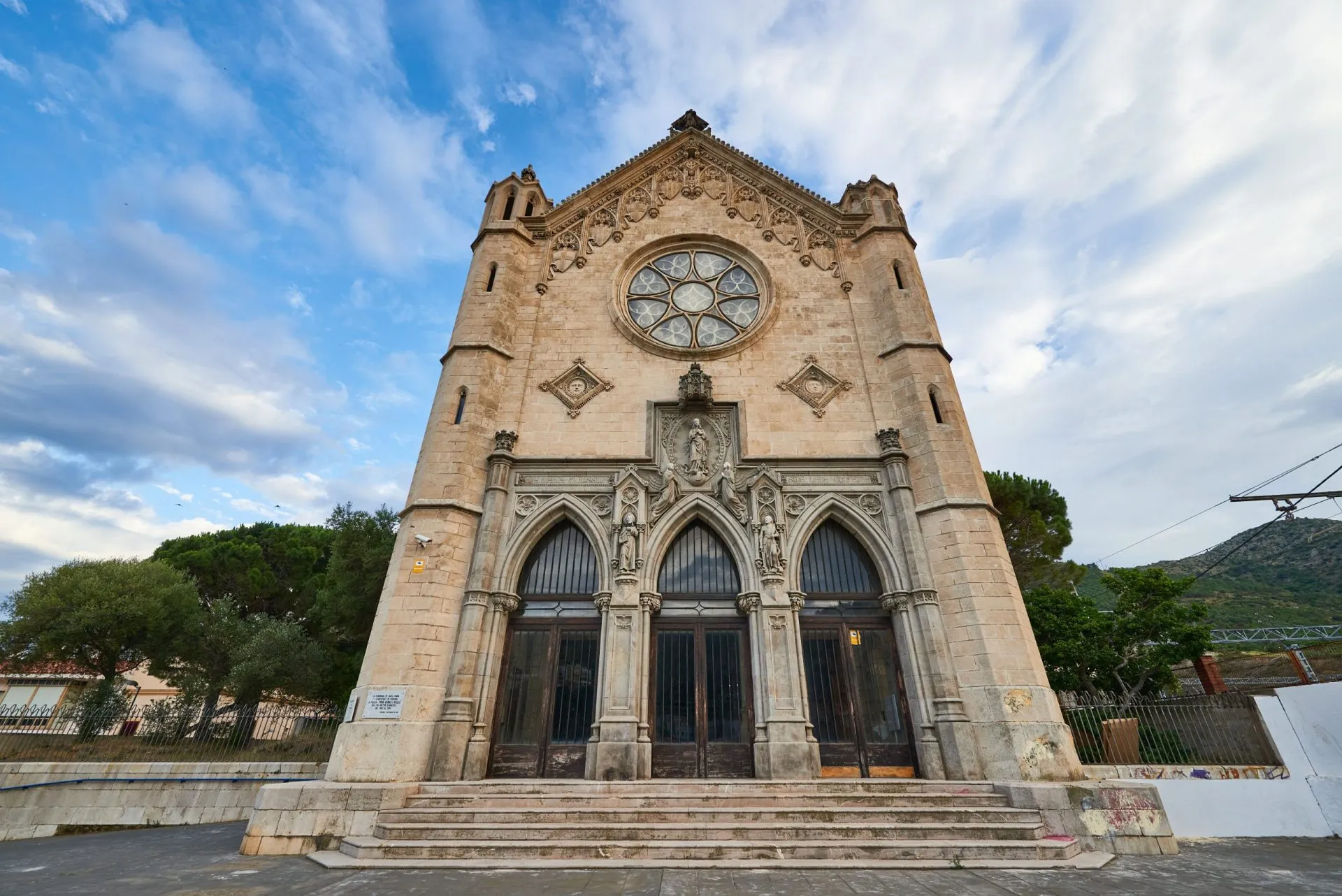 Veduta della chiesa neogotica di Santa Maria di Joan Martorell i Monells, Portbou